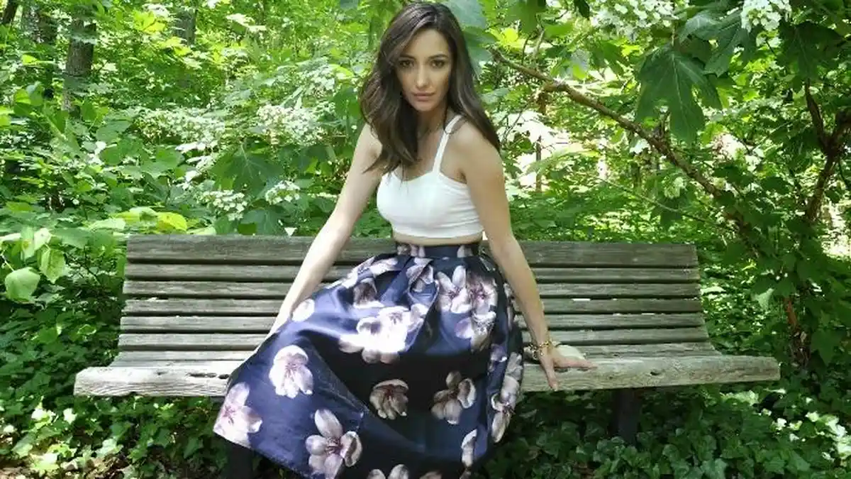 4 Mix and Match Midi Skirt Ini Bikin Traveling Makin Stylish