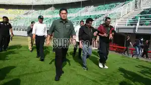 Ketua-Umum-PSSI-Erick-Thohir-saat-meninjau-Gelora-Bung-Tomo-GBT-Surabaya.jpg