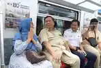 Prabowo Berbaur dengan Warga Naik KRL, Sapa Penumpang Saat Pantau Stasiun Tanah Abang