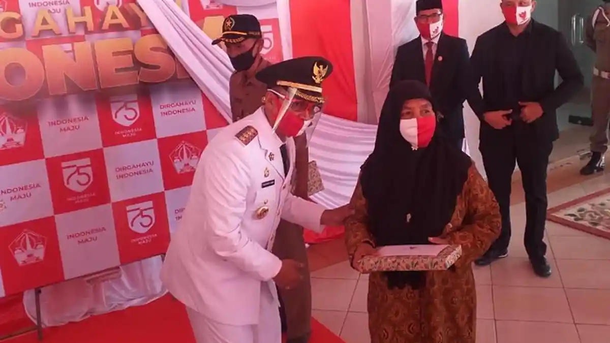Peringatan HUT RI di Bireuen, Bupati Serahkan Bingkisan pada Keluarga Pahlawan, Veteran & Warakauri