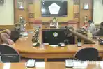 bupati-gresik-sambari-halim-radianto-saat-memimpin-rapat-di-kantor-bupati-gresik.jpg