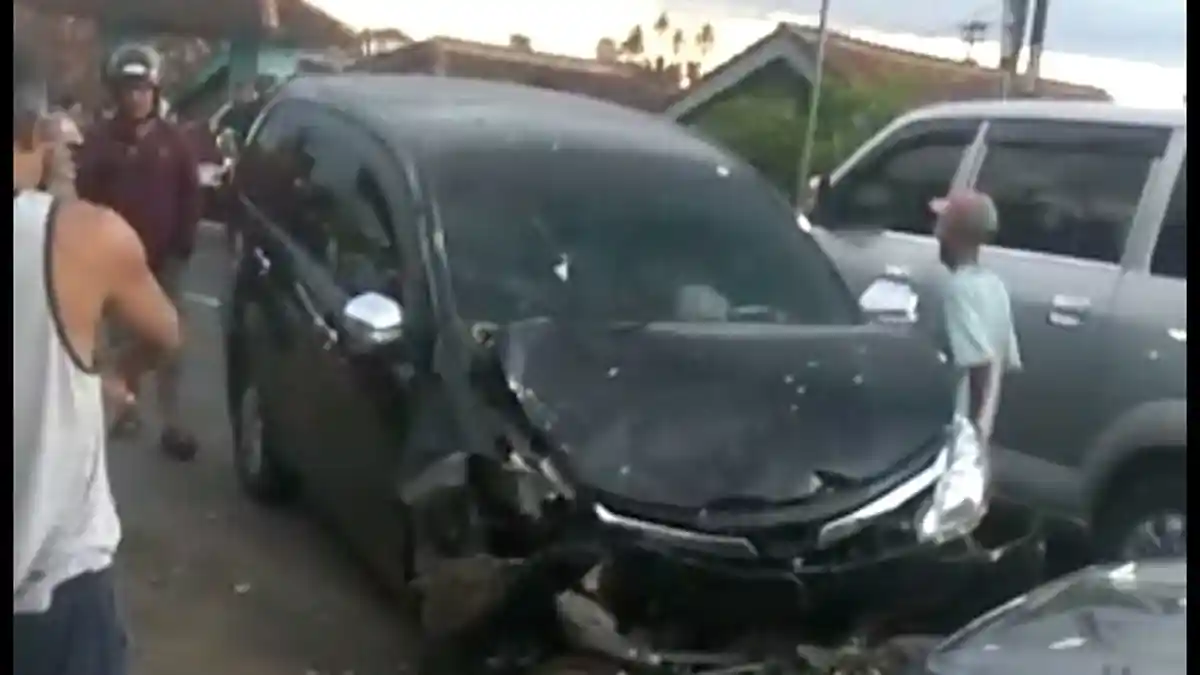 Sopir Mengantuk Mobil Nyasar Kanan Jalan, Brak! Hajar Beat Putih