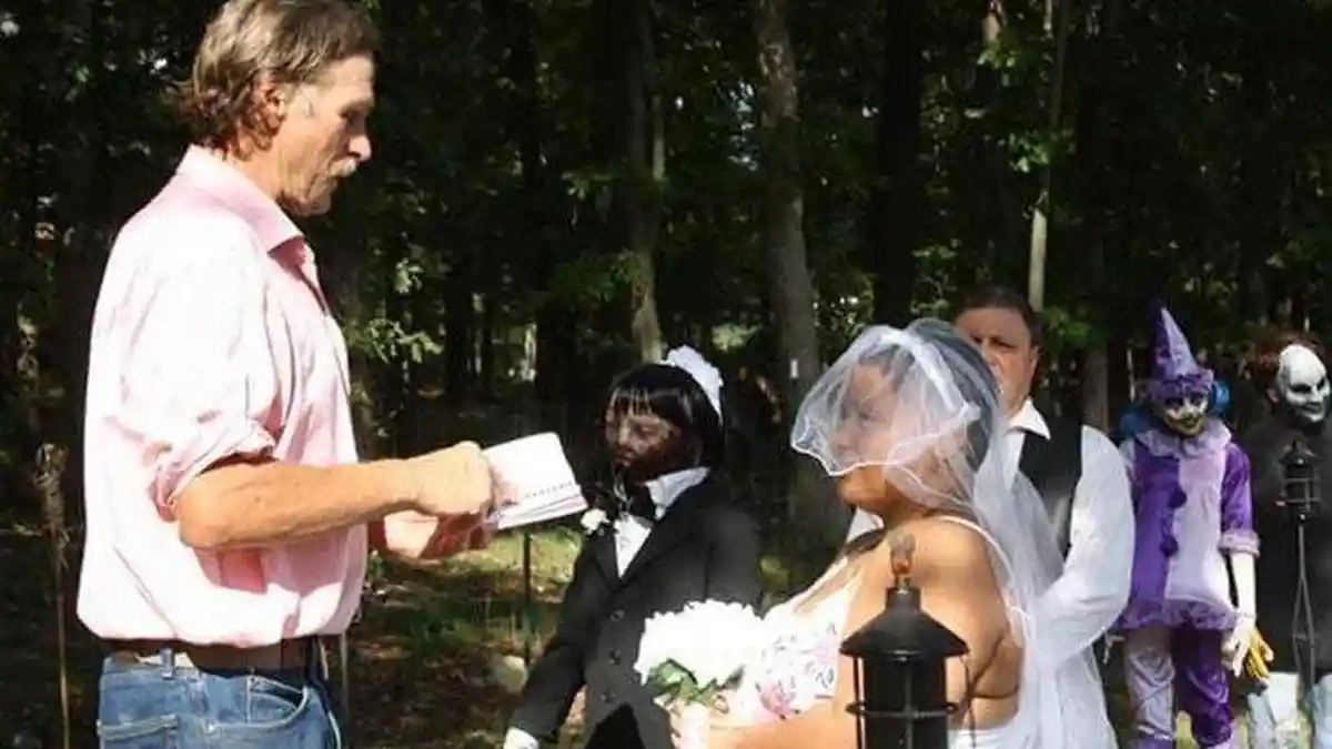 Fellicity Bahagia Nikahi Boneka Zombie