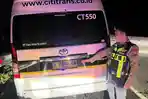 Mobil Toyota HIace Seruduk Truk di Tol Ngawi–Solo, Satu Penumpang Tewas dan Tiga Terluka