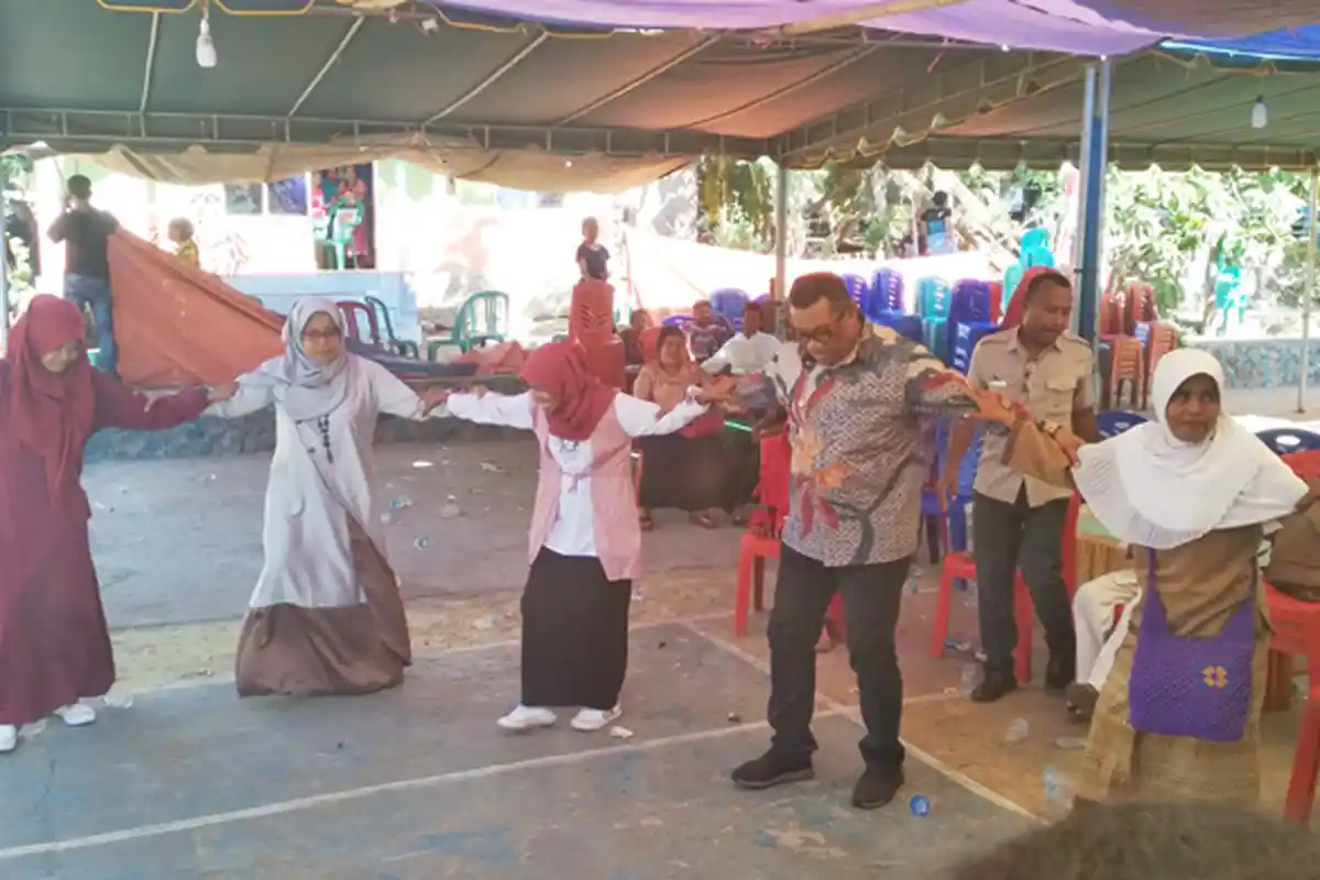 BREAKING NEWS: Di Lembata, NTT Umat Katolik Panitia Perayaan Idul Adha, Wabup Langoday Menari