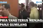 Seorang-pria-yang-terpotret-terus-menjaga-pimpinan-Al-Zaytun-Panji-Gumilang.jpg