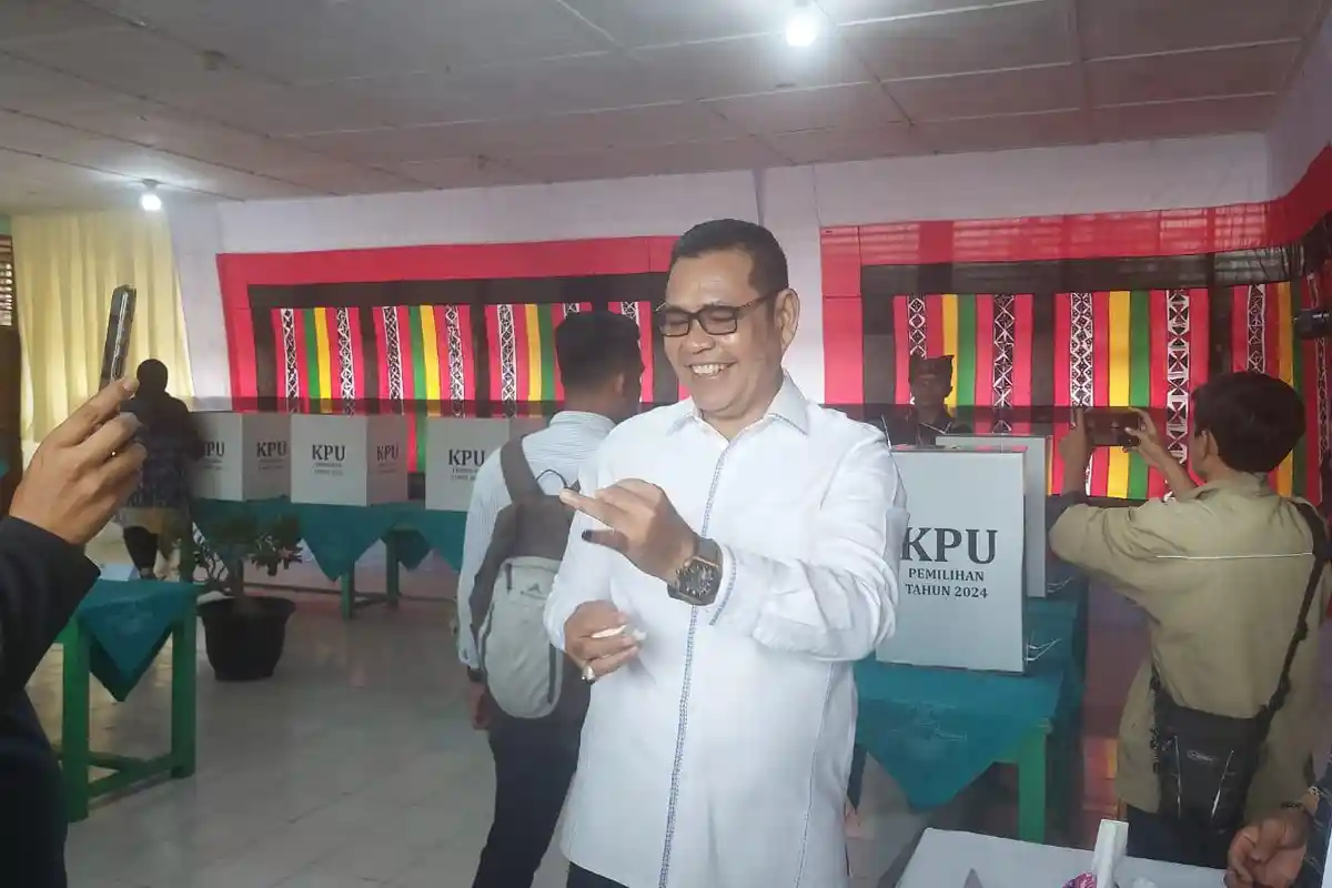 Cagub Sumbar Epyardi Asda Mencoblos di TPS 006 Singkarak, Dekat Rumahnya di Solok