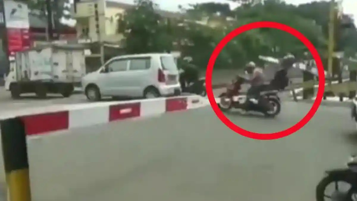 Viral Video Pengendara yang Kepalanya Hampir Tersangkut Portal karena Terobos Palang Rel Kereta Api