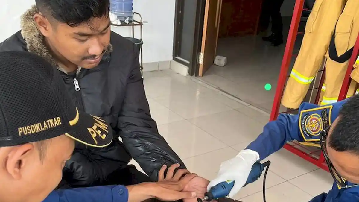 Jari Hingga Bengkak karena Cincin, Warga Karawang Pagi-pagi Datang ke Damkar Minta Tolong Dilepas