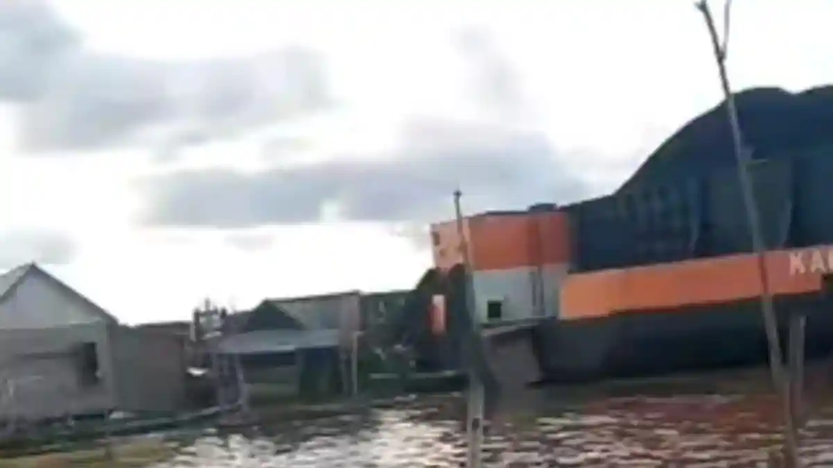 Viral Kapal Tongkang Batubara Hantam Rumah Rakit Warga di Pinggiran Sungai Musi Palembang