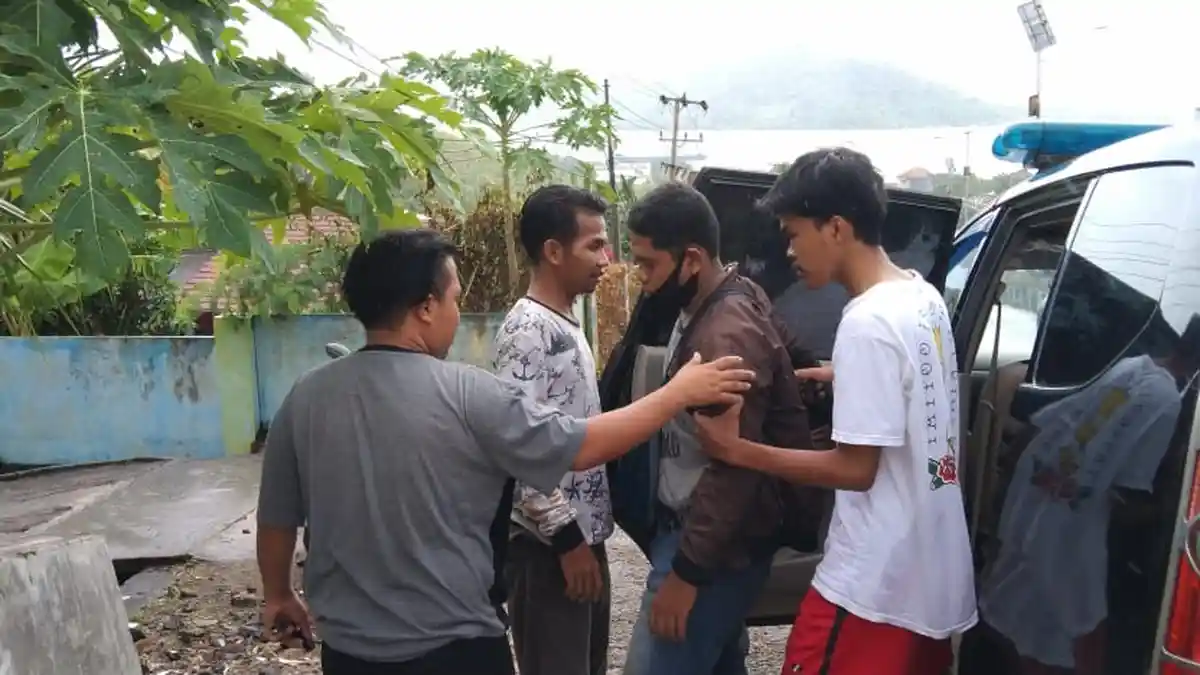 Warga Bandar Lampung Tergelincir Nyungsep ke Laut Pantai Minang Rua 