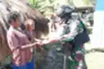 Satgas Pamrahwan Yonif 751/VJS Bagikan Baju Layak Pakai