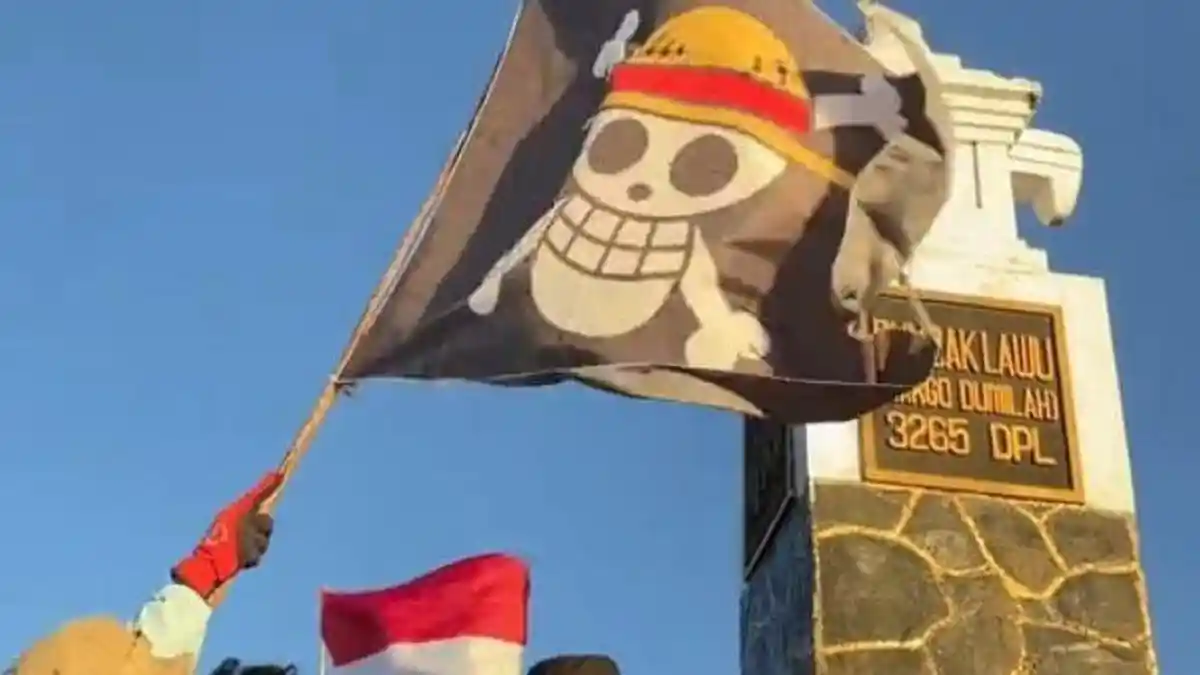Viral, Bendera One Piece Berkibar di Puncak Gunung Lawu Karanganyar. Begini Kata Pengunggah