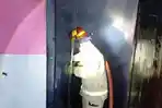 Petugas-Pemadam-Kebakaran-memadamkan-api-di-rumah-warga-Jalan-Jayanegara.jpg