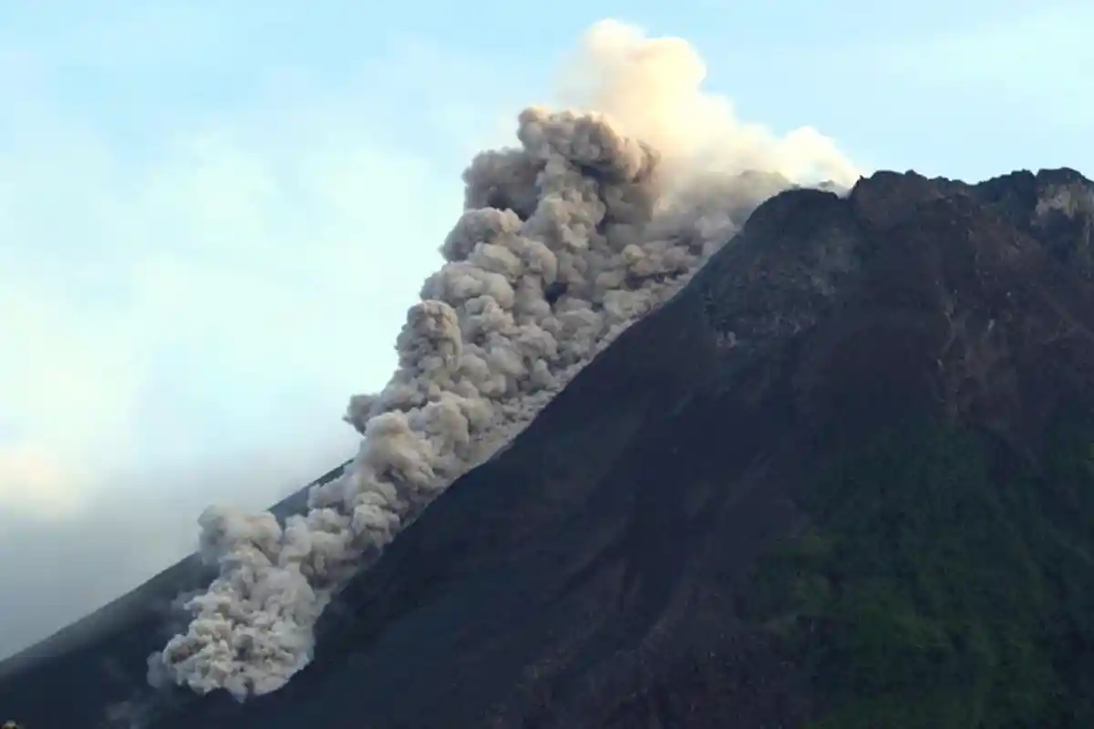 Gunung Merapi Keluarkan Awan Guguran Sejauh 2 Km, Panasnya Bisa Capai 12 Kali Air Mendidih