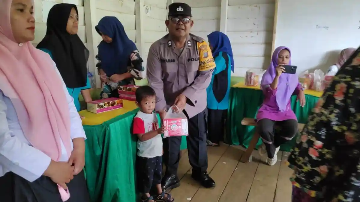 Bhabinkamtibmas Polsek Batang Toru Hadiri Posyandu di Desa Simaninggir