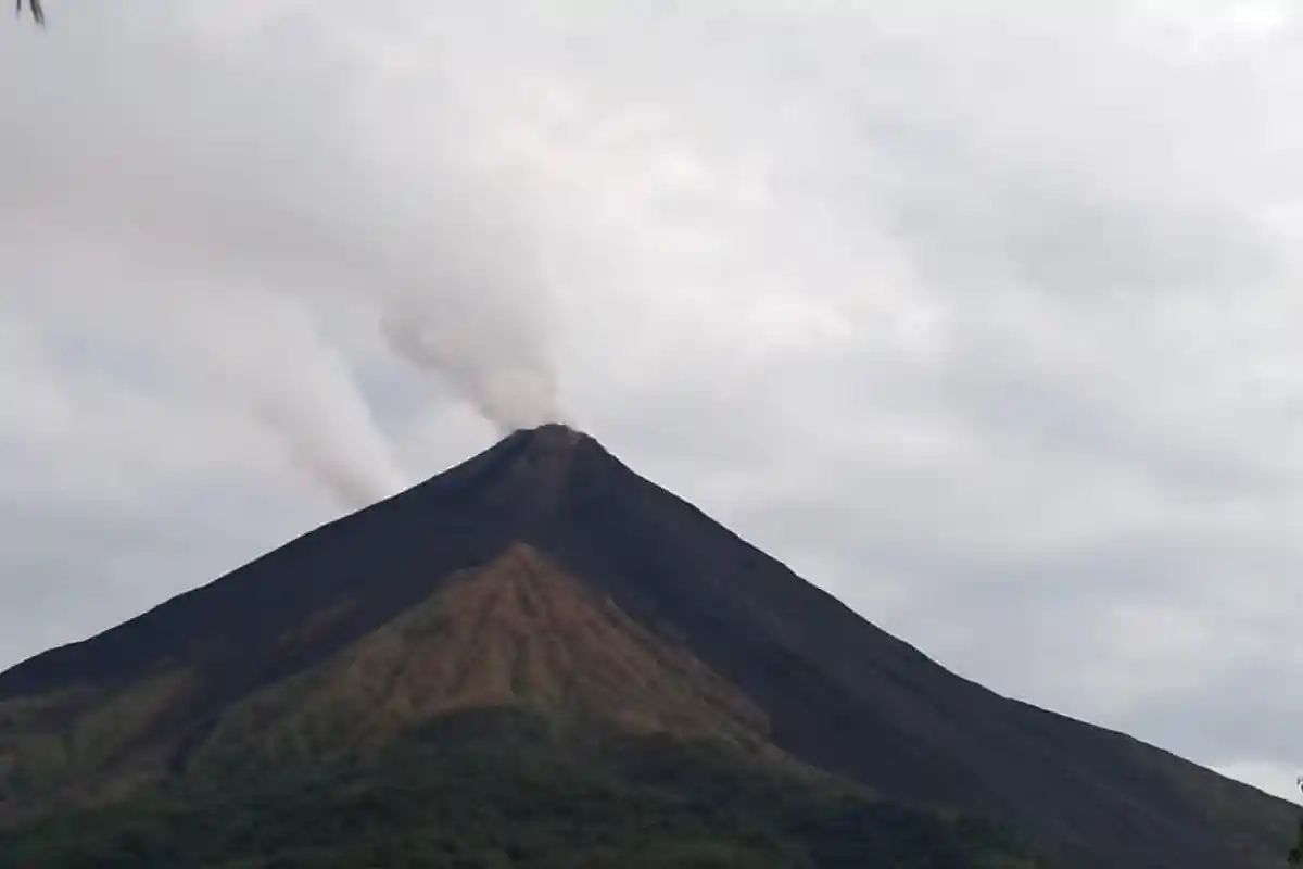 Aktivitas Gunung Api Karangetang Sitaro Sulawesi Utara Meningkat, 24 Jam Ada 62 Kali Guguran Lava