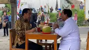 Momen-Presiden-Jokowi-bersama-Menteri-Pertahanan-RI-Prabowo-makan-bakso.jpg