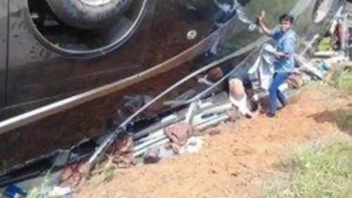 Bus yang Mengangkut 40 Orang Lebih Terbalik di Ruas Lamandau-Pangkalanbun