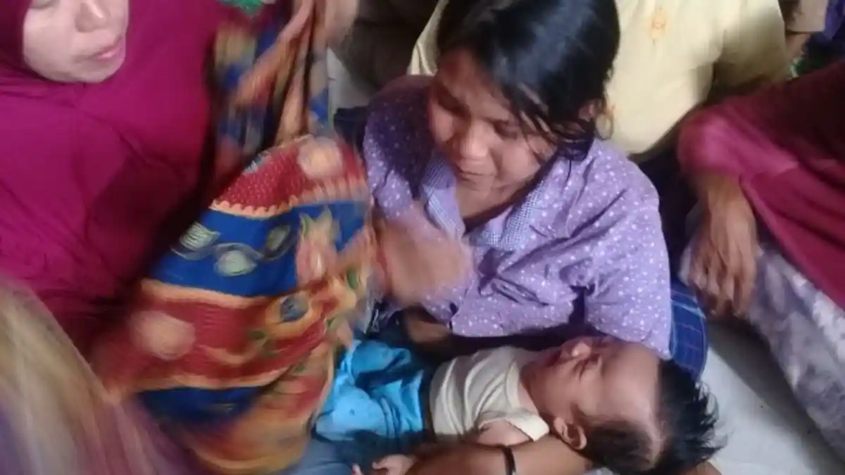 Dapat Kabar dari Samarinda, Istri dan Bayi Petani yang Tewas Ditelan Ular Tiba di Rumah Duka