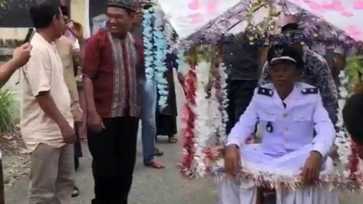 Warga Arak Keuchik Geulanggang Gajah Abdya Pakai Gerobak Pasir, Lepas Nazar