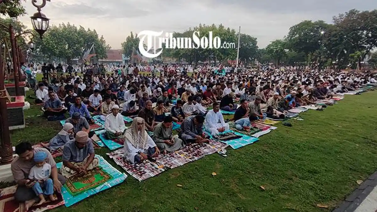 Alun-alun Kota Klaten Mulai Dibanjiri Jamaah Salat Idul Fitri, Dihadiri Bupati Sri Mulyani