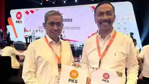 Amran-Mahmud-kiri-dan-Amran-SE-kanan-saat-menerima-SK-model-B1-KWK-dari-DPP-PKS.jpg