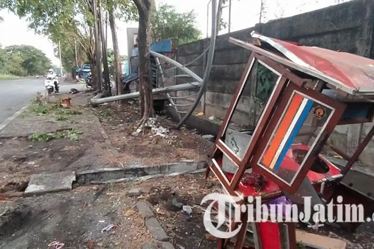 Kecelakaan Maut di Surabaya, Truk Muat Plastik Hantam Pohon, Tiang Lampu dan Gerobak, Sopir Tewas