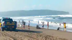 Suasana-pagi-aktivitas-wisata-di-Pos-5-Pantai-Barat-Pangandaran.jpg