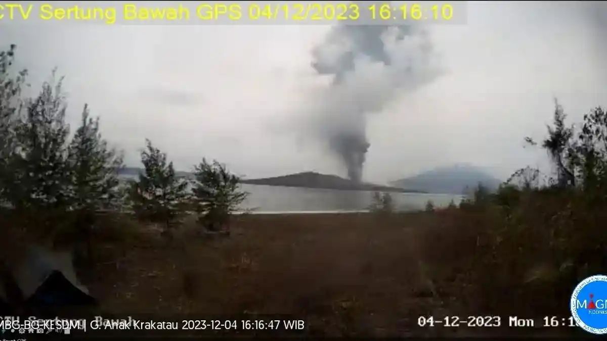 Gunung Anak Krakatau Erupsi Lagi, Muntahkan Abu Setinggi 700 Meter