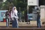 Warga Nekat Sebrangi Perlintasan Kereta Api