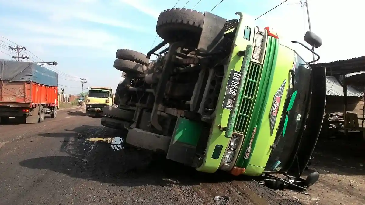 Jalan Bergelombang, Truk Bermuatan Minyak Goreng Terguling di Kota Jambi