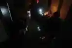 Warga Menunggu Banjir Surut