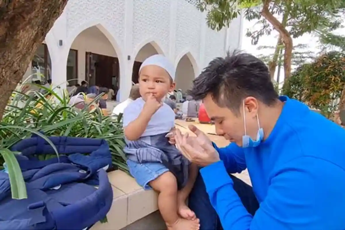 Momen Kiano Pertama Kali Solat Jumat Bareng Baim Wong, Lihat Tingkah Putra Paula saat Jamaah Sujud