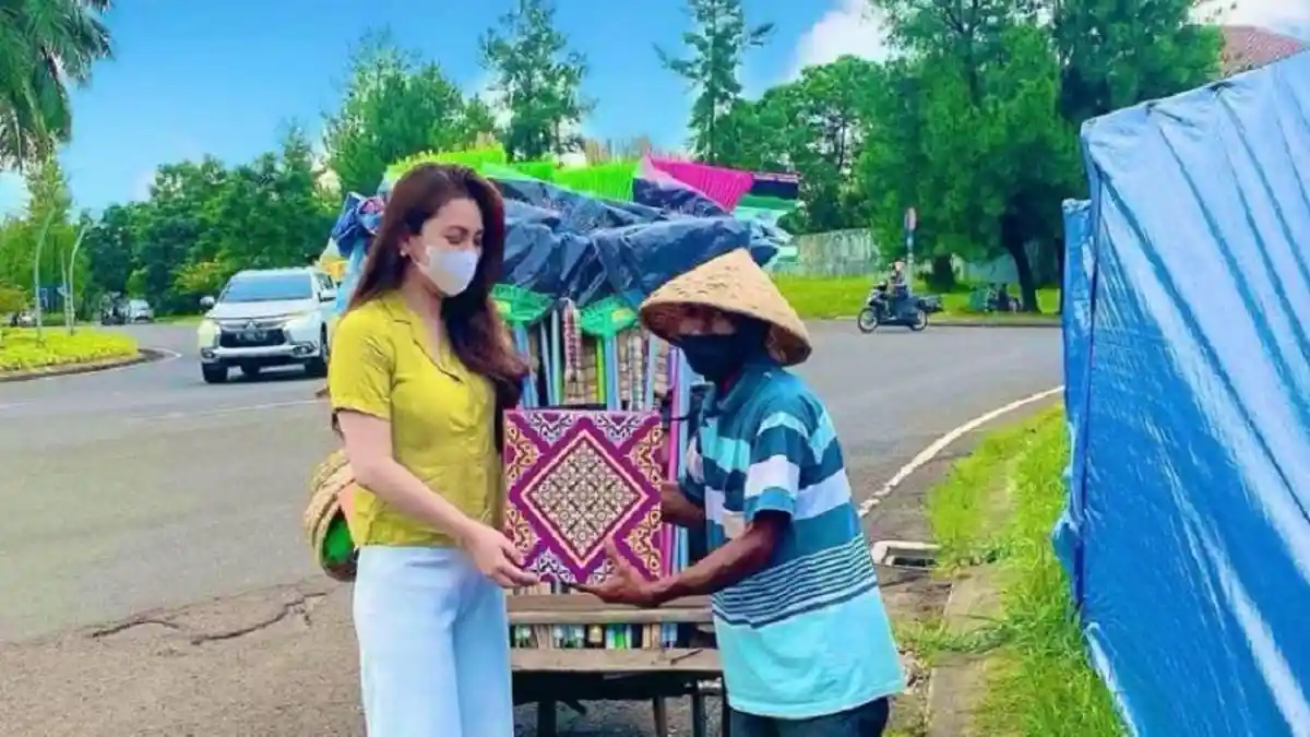 Bagi-bagi Sembako Jelang Lebaran, Selebgram Heni Tania: Semoga Bermanfaat Bagi yang Membutuhkan