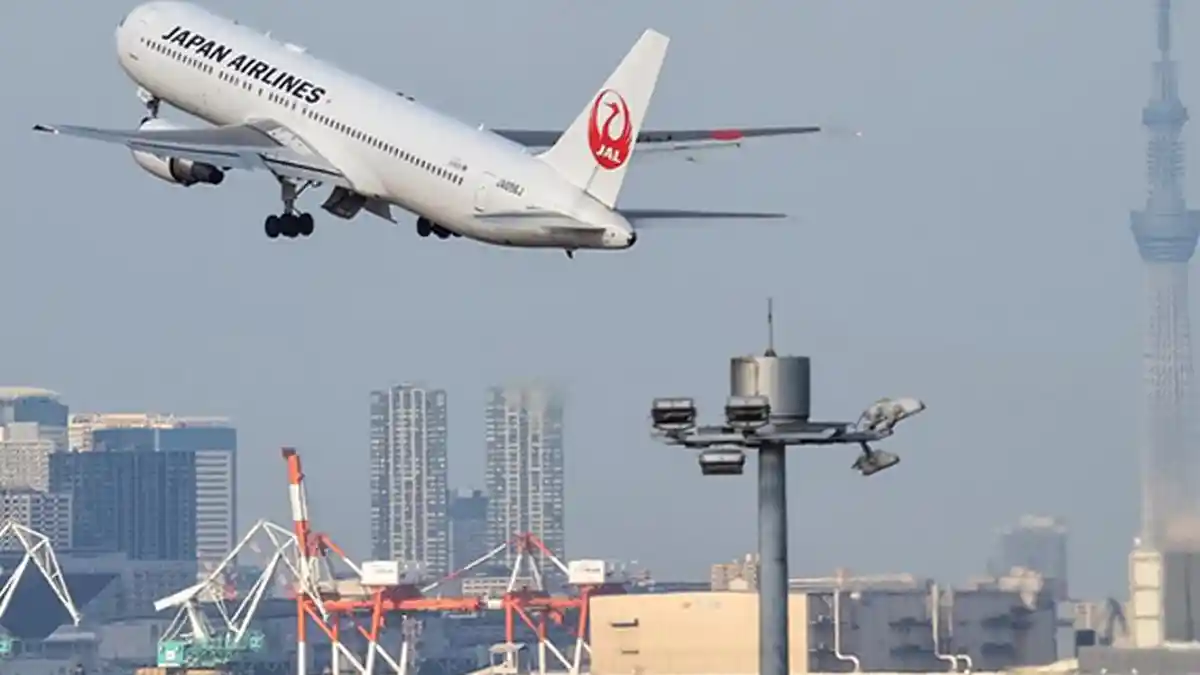 Pesawat Japan Airlines Terbakar di Landasan Pacu Bandara Haneda Tokyo