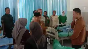 Bupati-malang-tengok-korban-fortuner-maut-di-RST-Soepraoen-malang.jpg