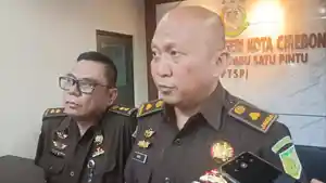Kepala-Seksi-Intelijen-Kejaksaan-Negeri-Kota-Cirebon-Roy-Andhika-Stevanus-Sembiring-kanan.jpg