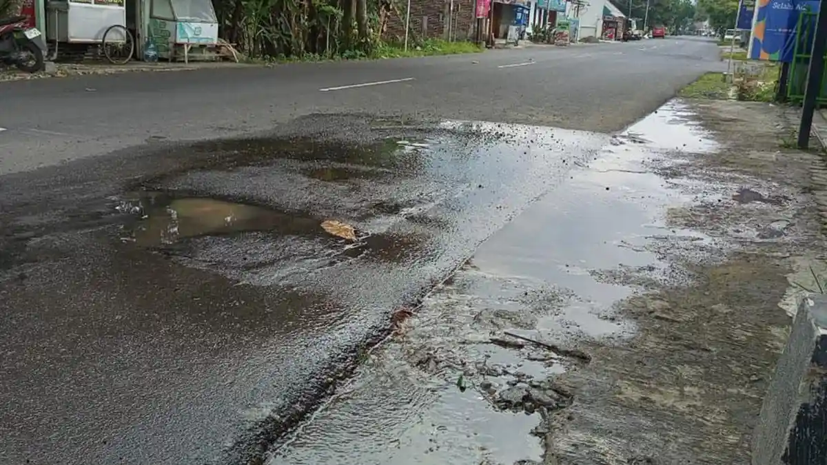Pipa PDAM di Jalan M Yamin Banyumas Bocor, Warga Sat-set Lapor