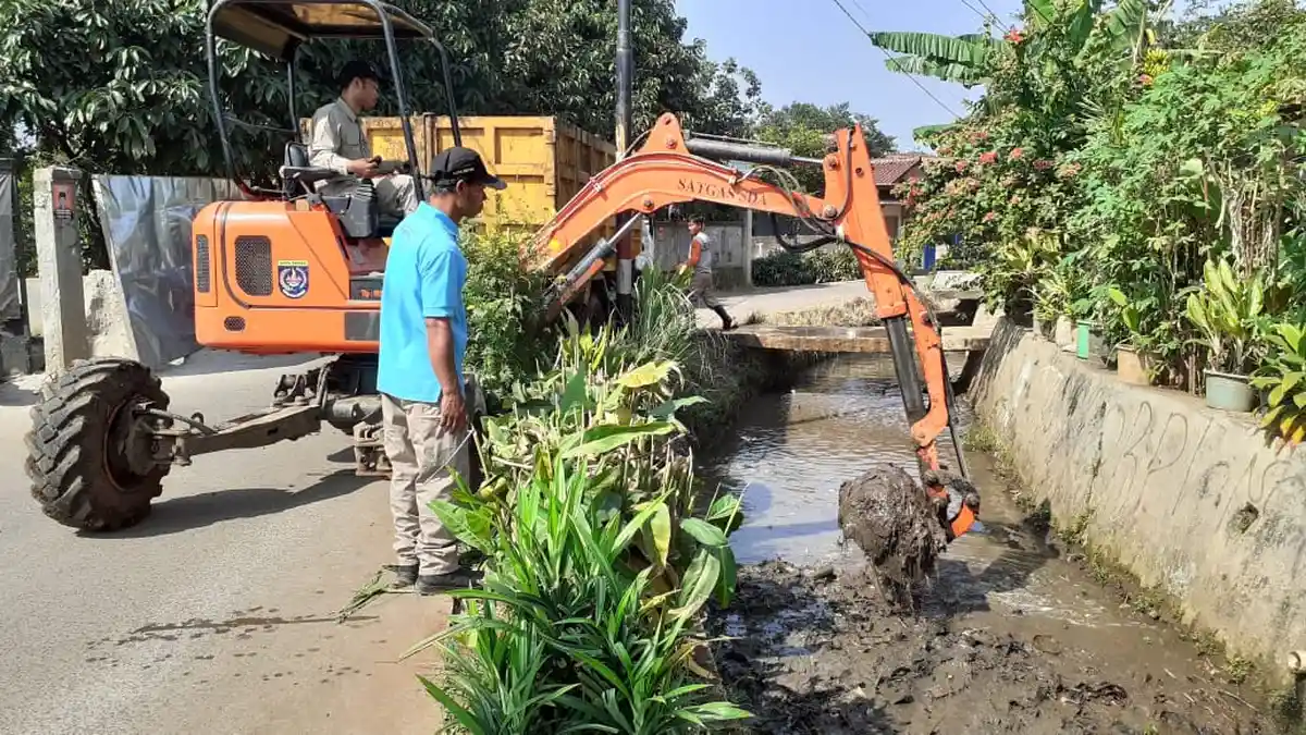 TNI dan Dinas PUPR Depok Bersih-bersih Kali Parakan Jati