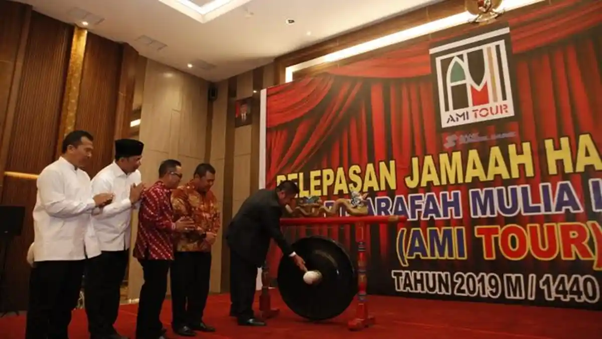 Herman Deru Lepas 159 Jamaah Haji Khusus, Mulai Tahun Ini Jemaah Haji Sumsel Akan Diberi Piagam