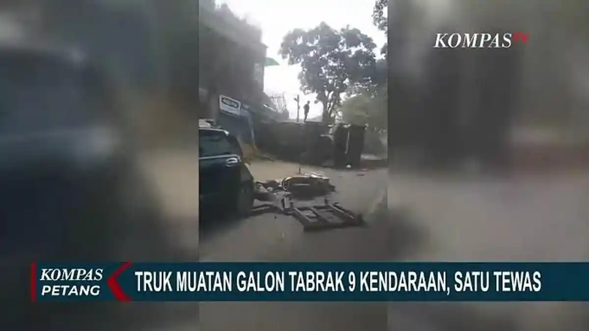 Diduga Rem Blong, Truk Bermuatan Air Galon Seruduk Sembilan Kendaraan dan Tewaskan Satu Orang