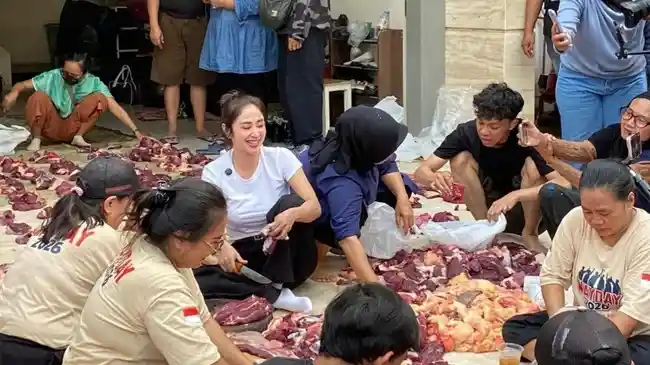 Momen Dewi Perssik Potong Hewan Kurban, Penuh Canda Baur Bareng Tetangga