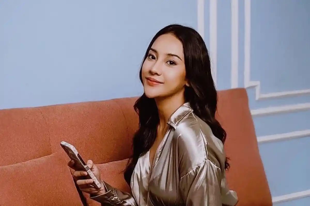 Anya Geraldine Senang Dampingi Ariel Noah Berangkat ke Paris, Kepergok Beri Emoticon Hati