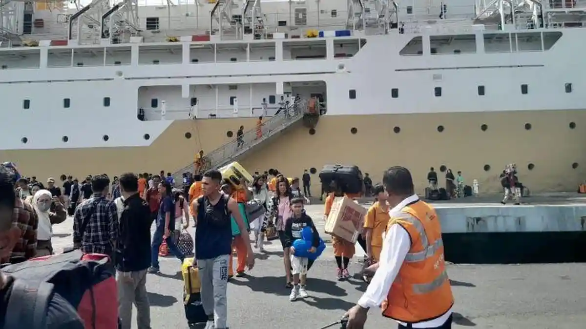 BREAKING NEWS : 2.086 Penumpang Turun dari KM Labobar di Pelabuhan Samudera Bitung, Arus Mudik Mulai
