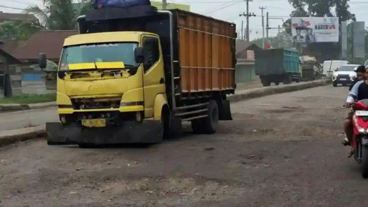 Hampir 3 Tahun Rusak Parah, Jalan Raden Patah Kota Jambi Bak Kubangan - Tribunjambi.com