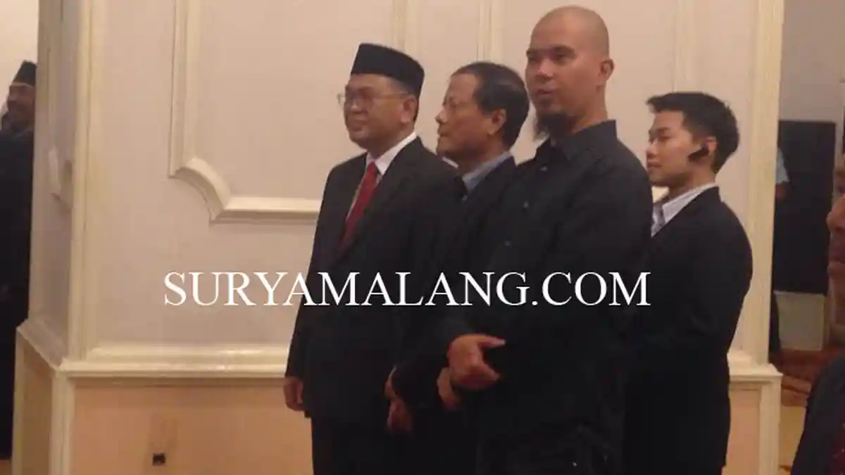 Pejabat Jatim Berebut Foto Bareng Ahmad Dhani di Grahadi