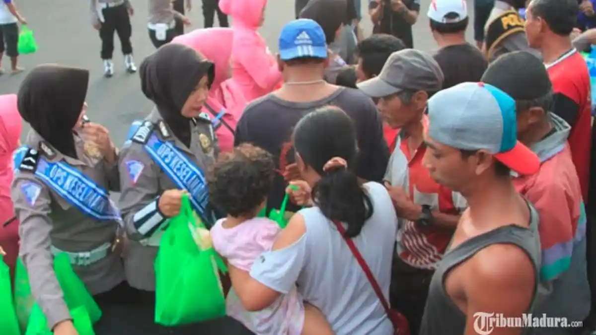 Kapolres Blitar Kota Bagi-Bagi Takjil ke Abang Becak dan Masyarakat pada Hari Pertama Bulan Ramadan