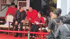 Hasto-Kristiyanto-Asik-Berjoget-di-Acara-HUT-PDIP-Jelang-Diperiksa-KPK.jpg