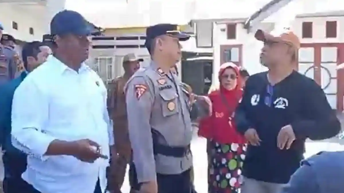 BREAKING NEWS: Warga Segel Kantor Desa Mpanau Sigi